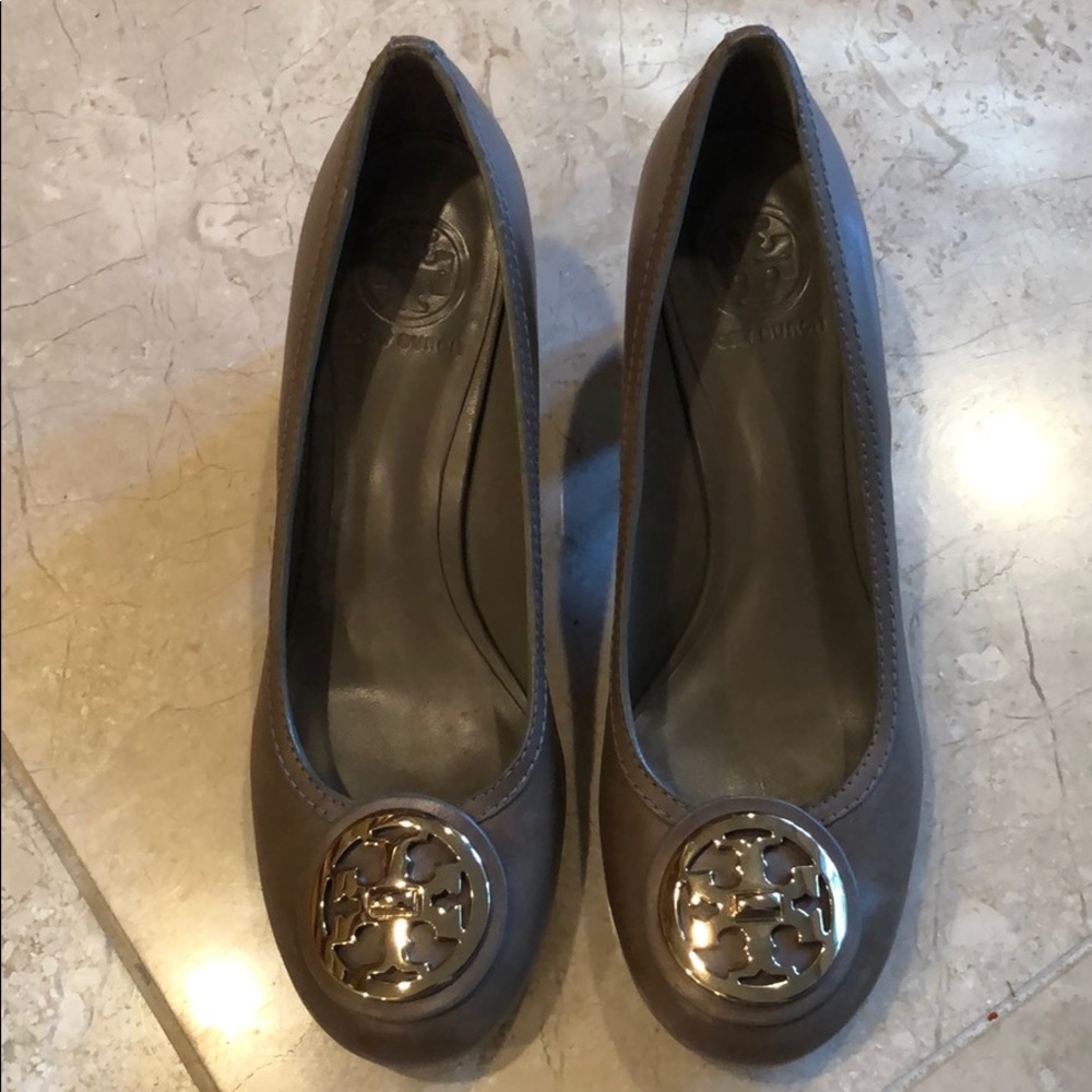 Tory Burch Size 9.5M tan pumps